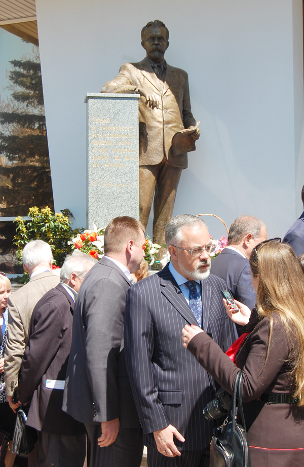 В Симферополе открыли памятник академику Вернадскому