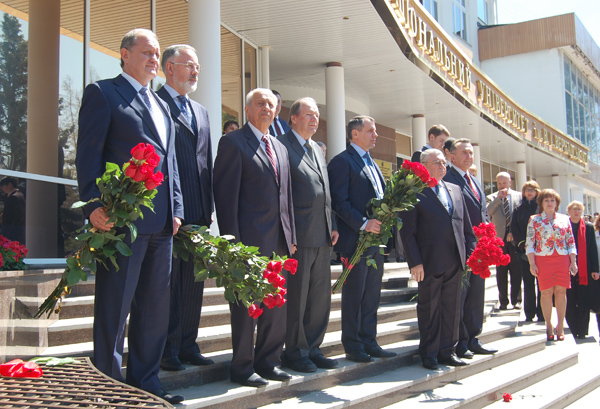 В Симферополе открыли памятник академику Вернадскому