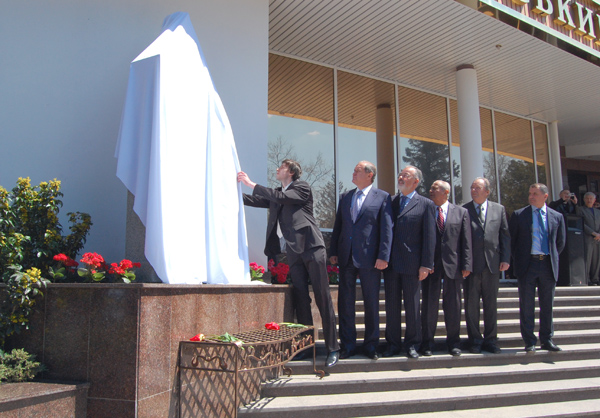 В Симферополе открыли памятник академику Вернадскому