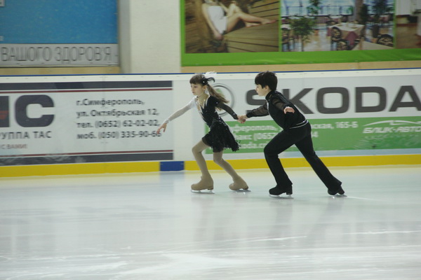 В Симферополе стартовал чемпионат по фигурному катанию
