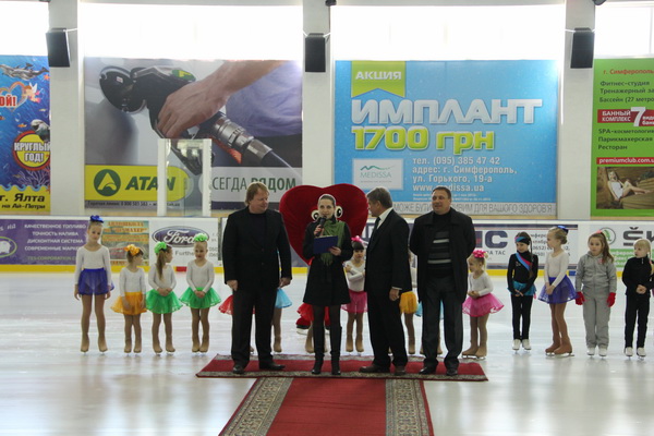 В Симферополе стартовал чемпионат по фигурному катанию