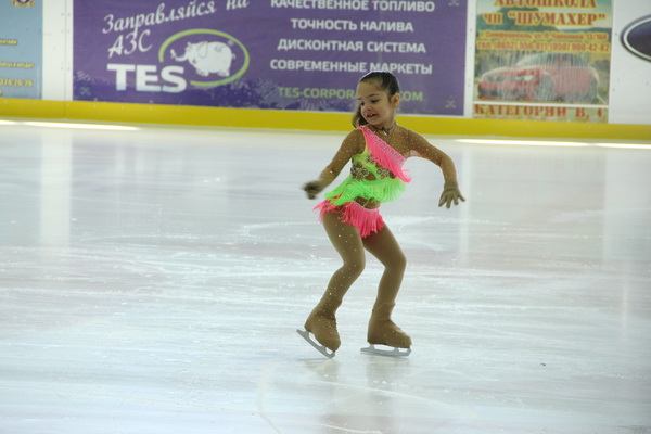 В Симферополе стартовал чемпионат по фигурному катанию