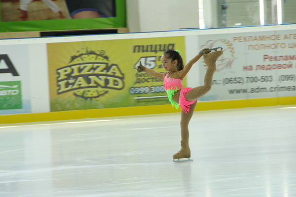 В Симферополе стартовал чемпионат по фигурному катанию