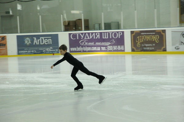 В Симферополе стартовал чемпионат по фигурному катанию