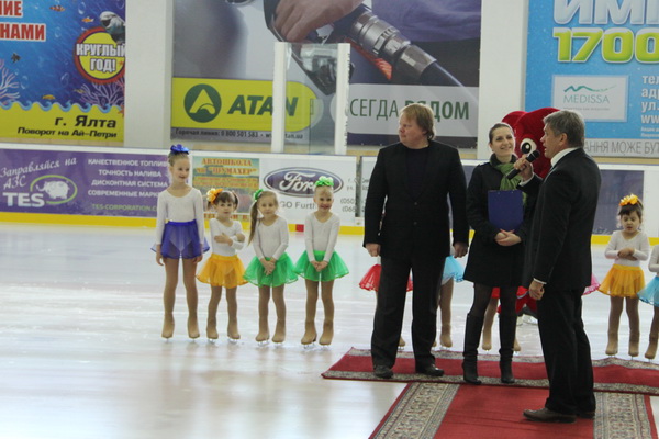 В Симферополе стартовал чемпионат по фигурному катанию