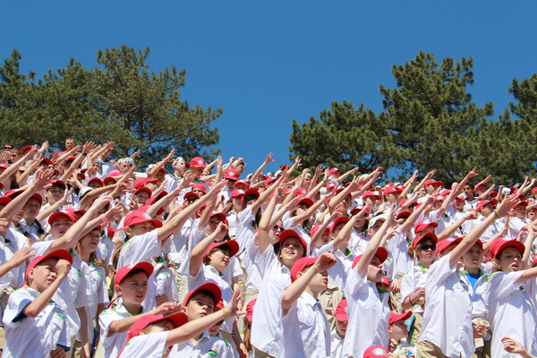Президент открыл в «Артеке» реконструированный стадион