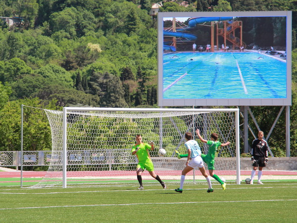 Президент открыл в «Артеке» реконструированный стадион