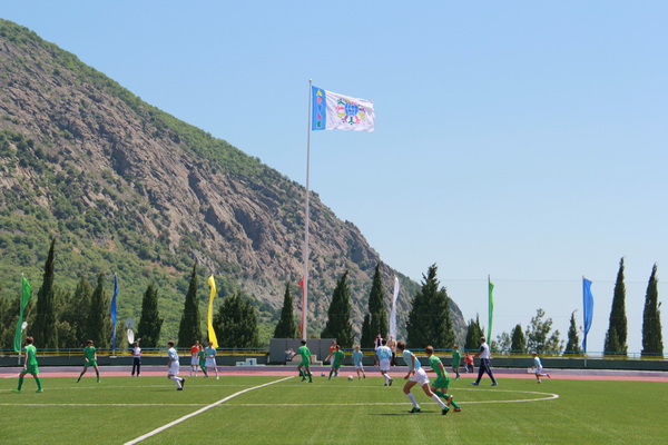 Президент открыл в «Артеке» реконструированный стадион