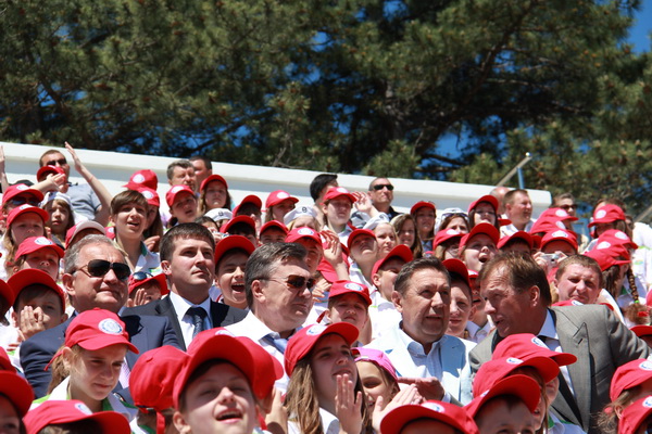 Президент открыл в «Артеке» реконструированный стадион