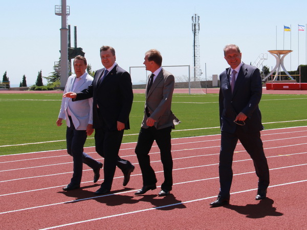 Президент открыл в «Артеке» реконструированный стадион