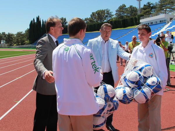 Президент открыл в «Артеке» реконструированный стадион