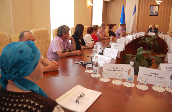 Премьер Крыма вручил разрешения на разработку земельных участков в Симферополе