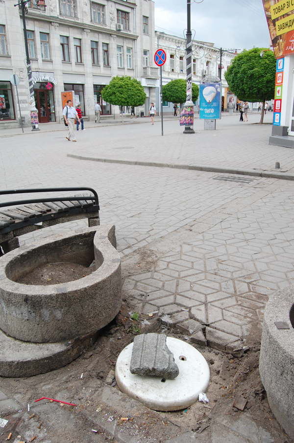 Фонари с улицы Пушкина в Симферополе перенесли в новый сквер