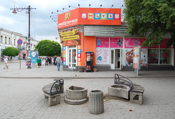 Фонари с улицы Пушкина в Симферополе перенесли в новый сквер