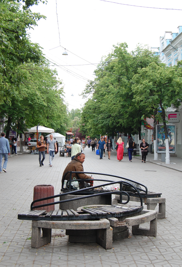 Фонари с улицы Пушкина в Симферополе перенесли в новый сквер