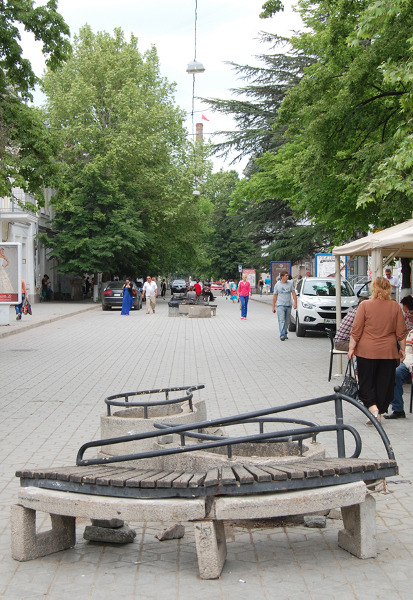 Фонари с улицы Пушкина в Симферополе перенесли в новый сквер