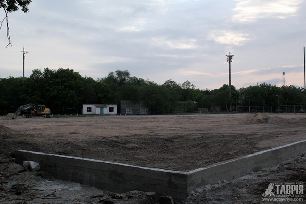 В Симферополе начали строить новое футбольное поле