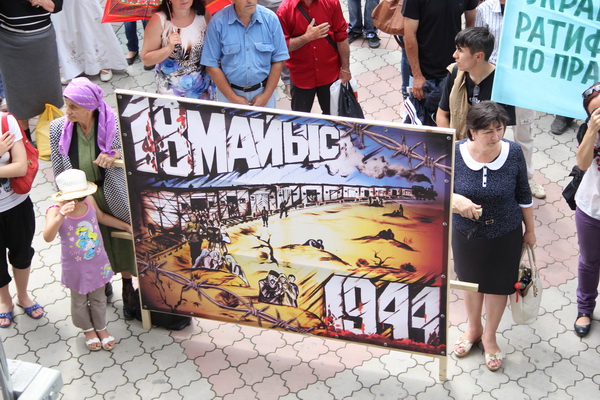 Крымские татары собрались в Симферополе на траурный митинг