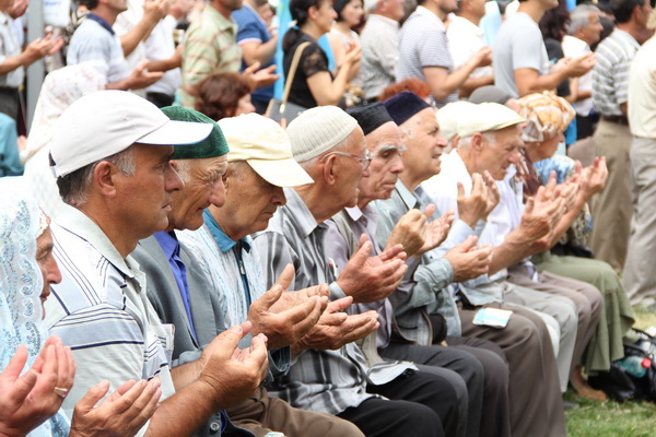 Крымские татары собрались в Симферополе на траурный митинг