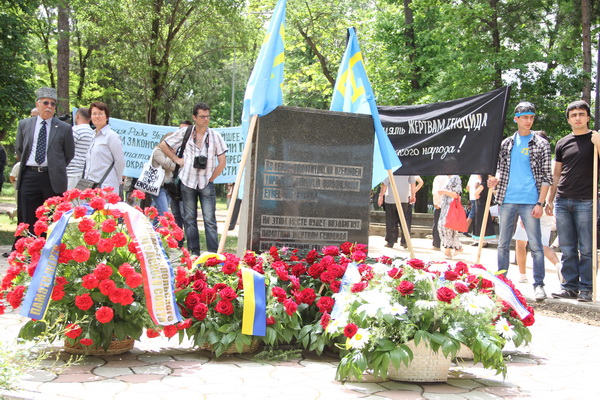 Крымские татары собрались в Симферополе на траурный митинг