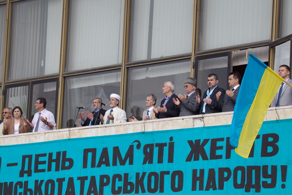 Крымские татары собрались в Симферополе на траурный митинг