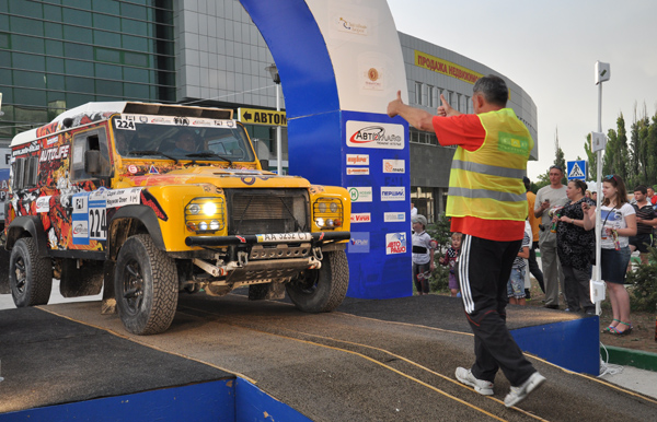 В Симферополе презентовали экипажи ралли-рейда «Крым»