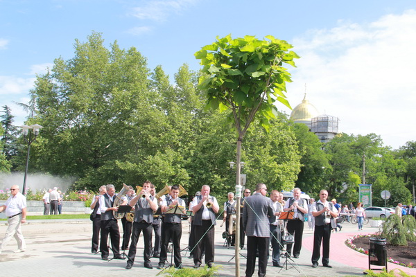 В Симферополе открыли сквер Республики