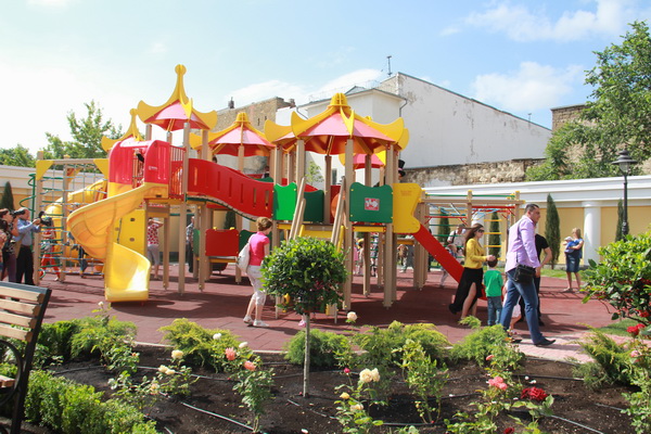 В Симферополе открыли сквер Республики