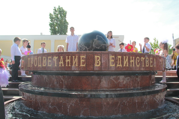 В Симферополе открыли сквер Республики