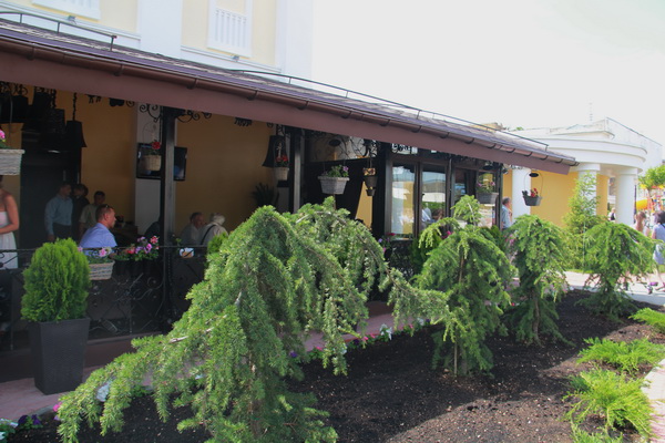 В Симферополе открыли сквер Республики