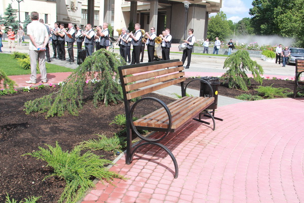 В Симферополе открыли сквер Республики