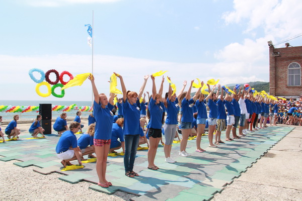 В алуштинском детском лагере «Берег» торжественно открыли смену