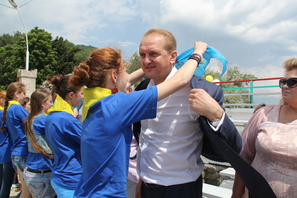 В алуштинском детском лагере «Берег» торжественно открыли смену