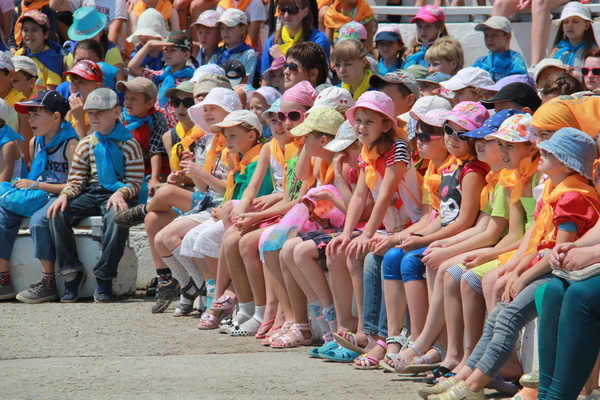 В алуштинском детском лагере «Берег» торжественно открыли смену
