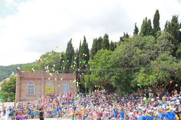В алуштинском детском лагере «Берег» торжественно открыли смену