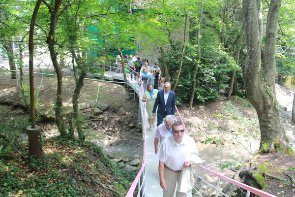 В алуштинском детском лагере «Берег» торжественно открыли смену