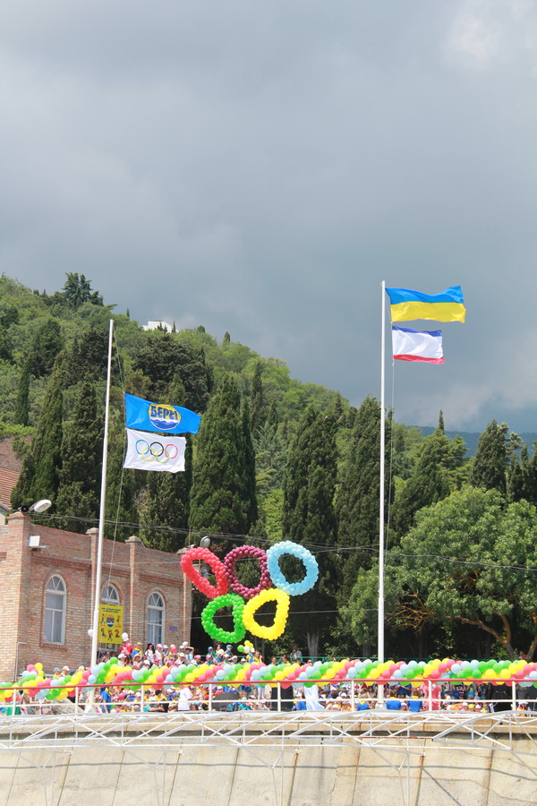 В алуштинском детском лагере «Берег» торжественно открыли смену