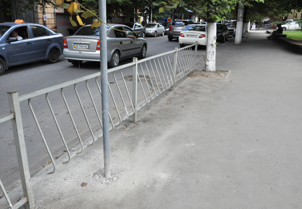 На улице Гоголя в Симферополе устанавливают дорожные знаки