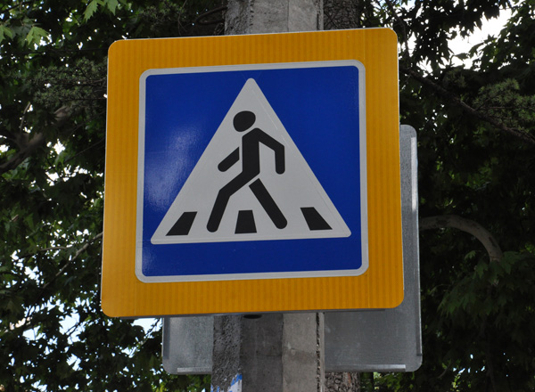 На улице Гоголя в Симферополе устанавливают дорожные знаки