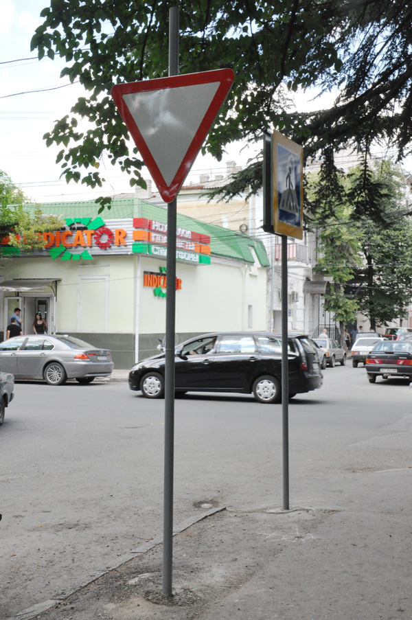 На улице Гоголя в Симферополе устанавливают дорожные знаки