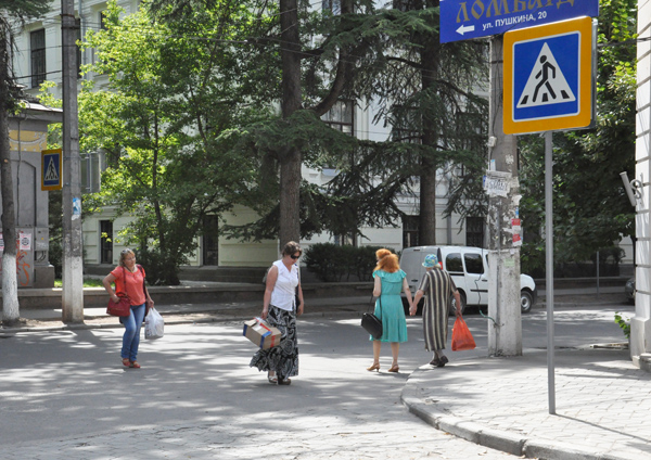 На улице Гоголя в Симферополе устанавливают дорожные знаки