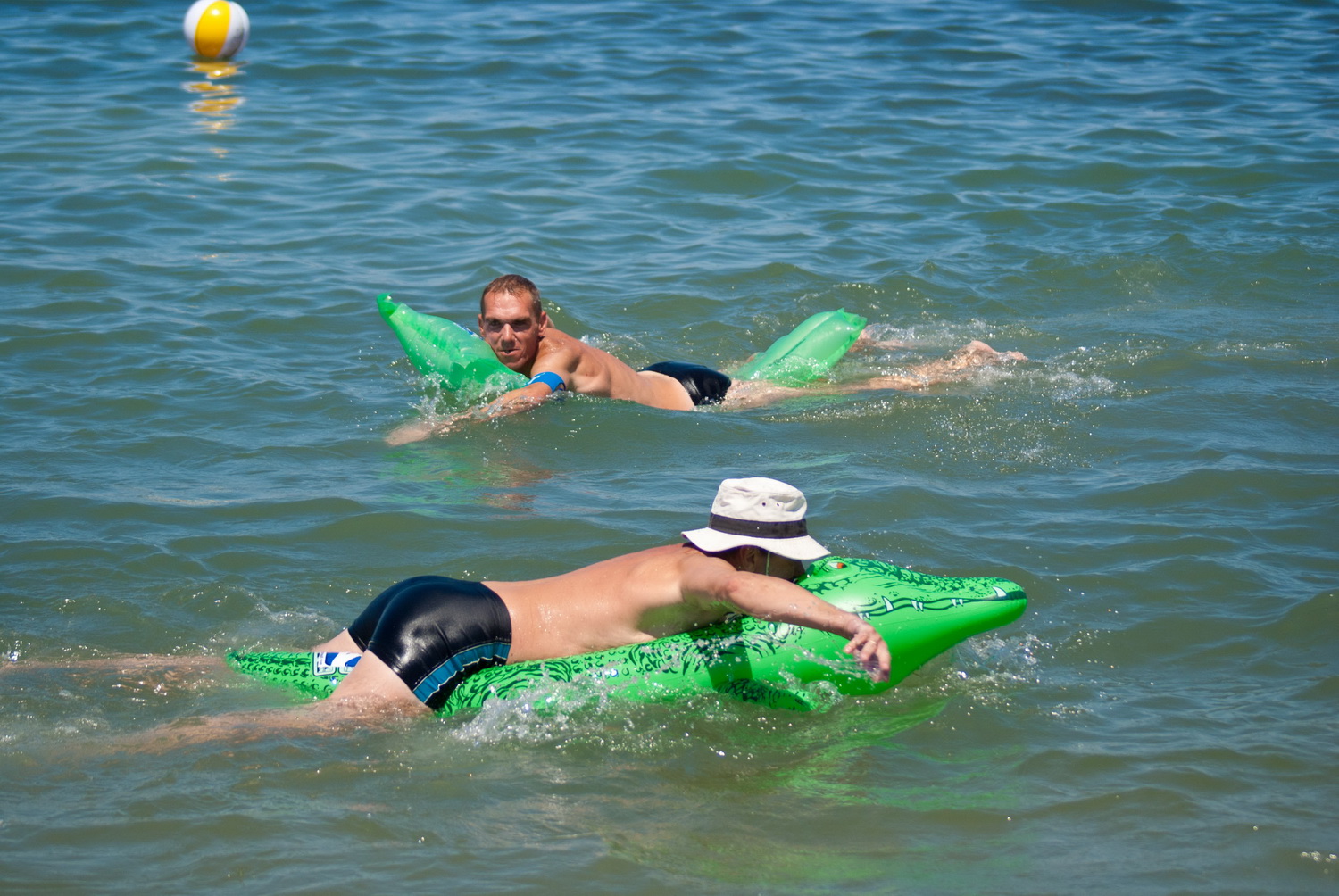 В севастопольских гонках на матрасах победили «Пикачу» и «Уши обезьяны»