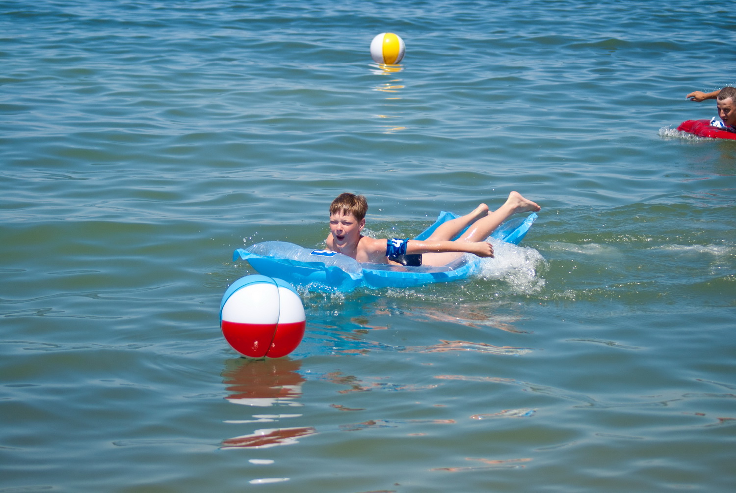 В севастопольских гонках на матрасах победили «Пикачу» и «Уши обезьяны»