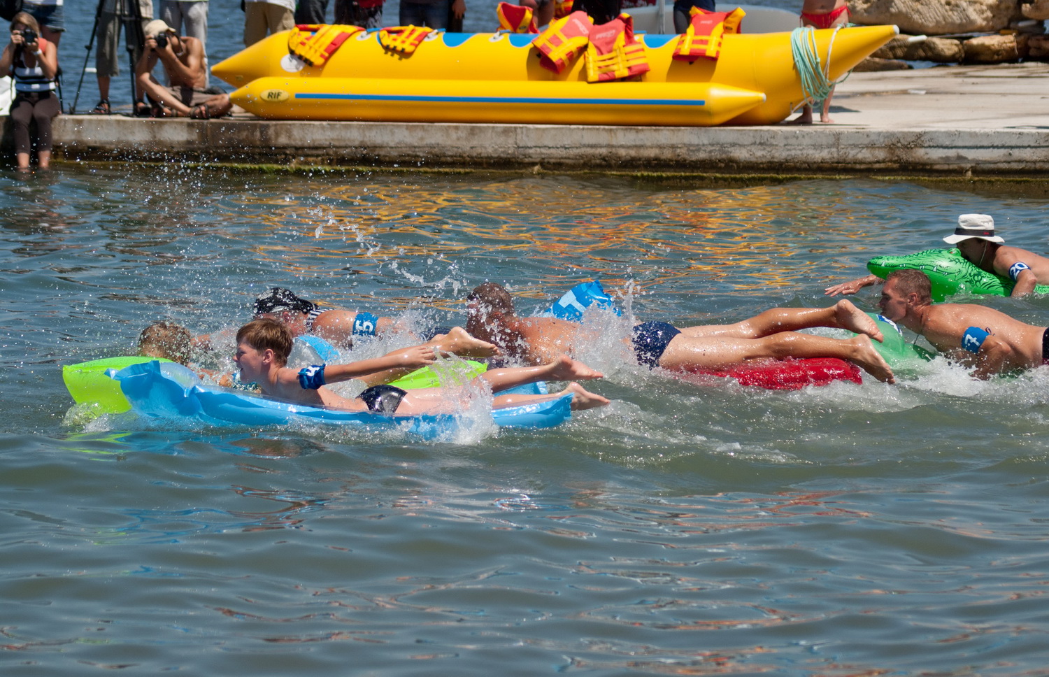 В севастопольских гонках на матрасах победили «Пикачу» и «Уши обезьяны»