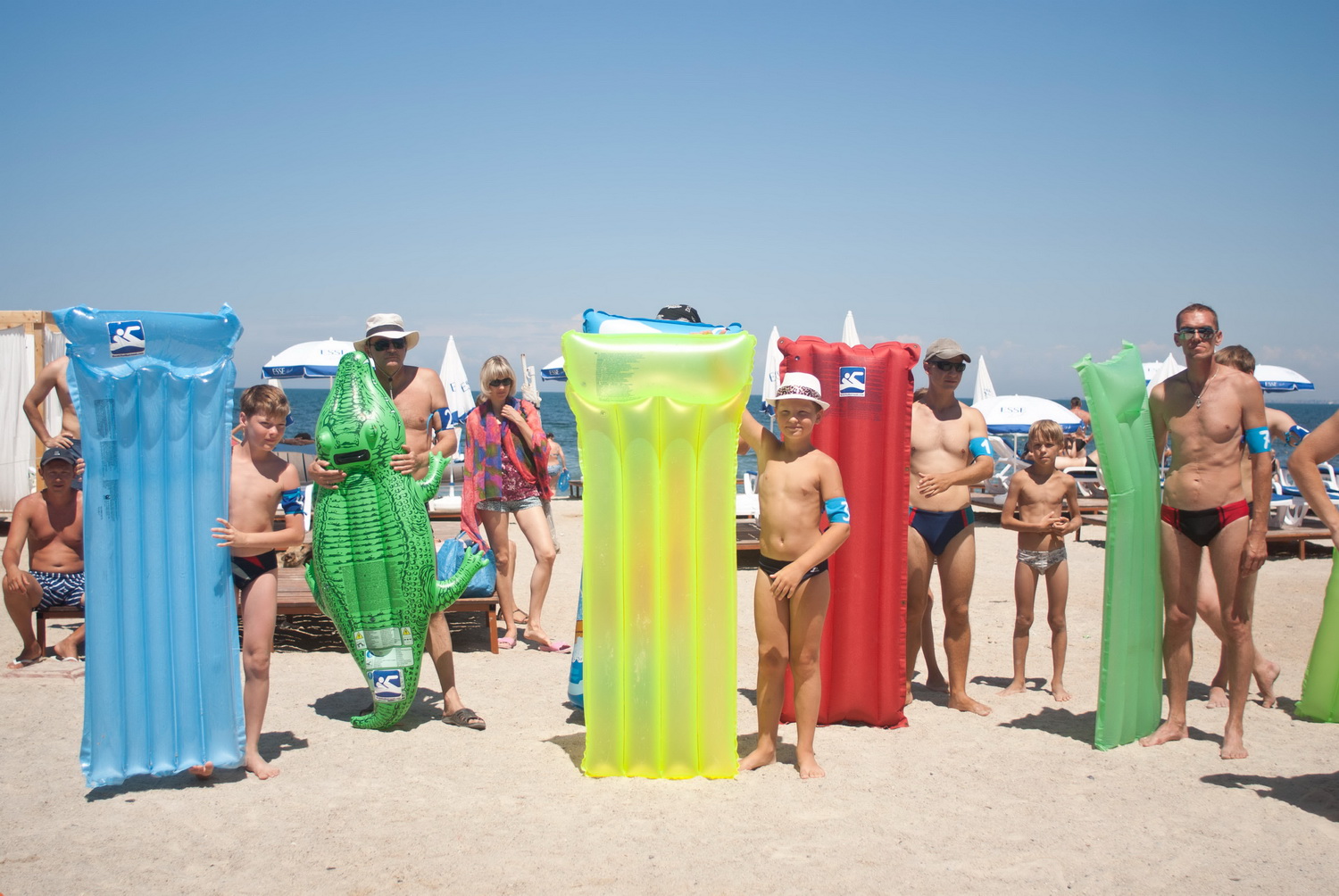 В севастопольских гонках на матрасах победили «Пикачу» и «Уши обезьяны»