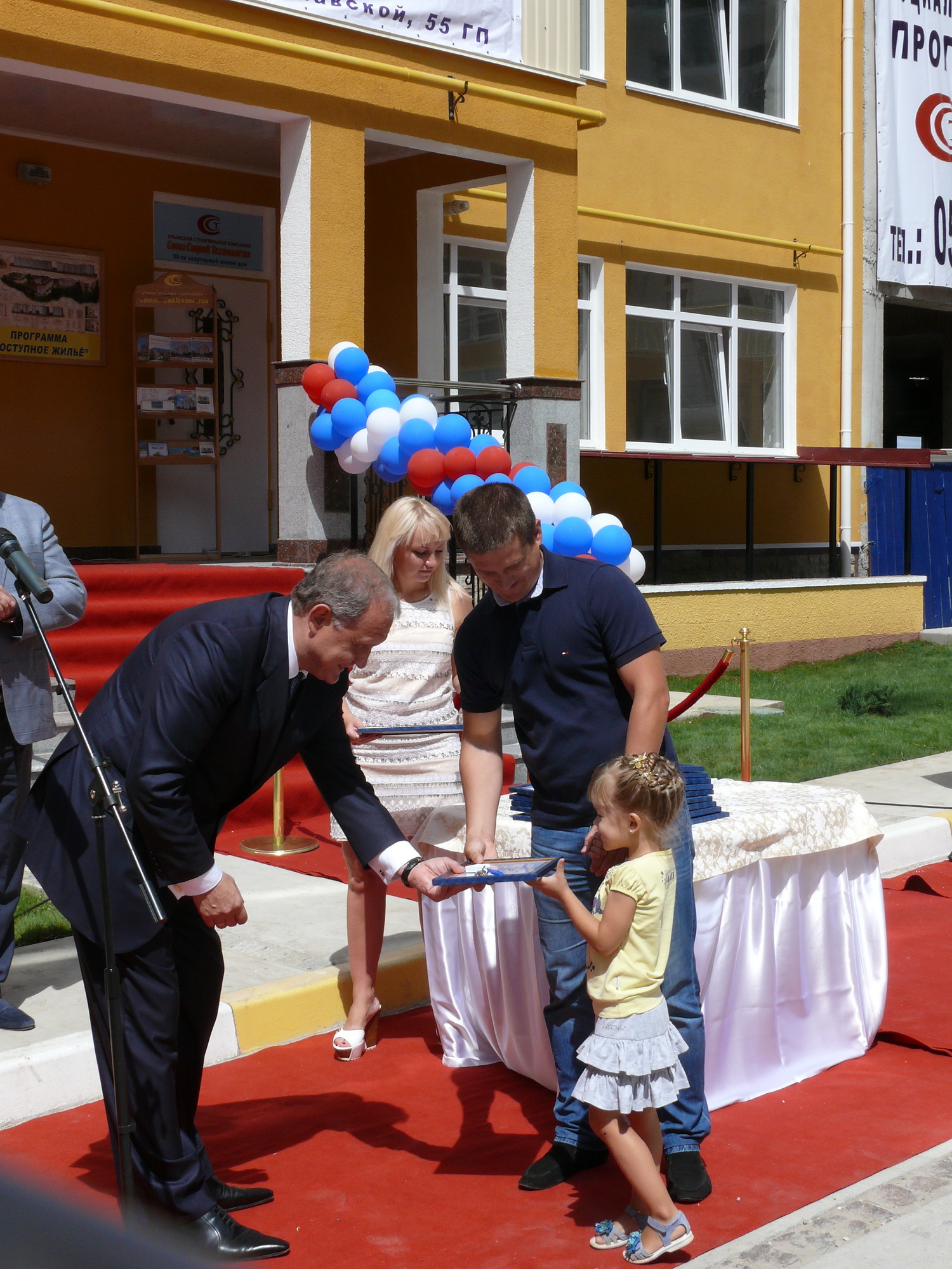 Премьер Крыма вручил ключи участникам программы «Доступное жилье»