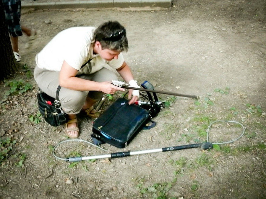 В Симферополе вороны помогли поймать сбежавшую мартышку