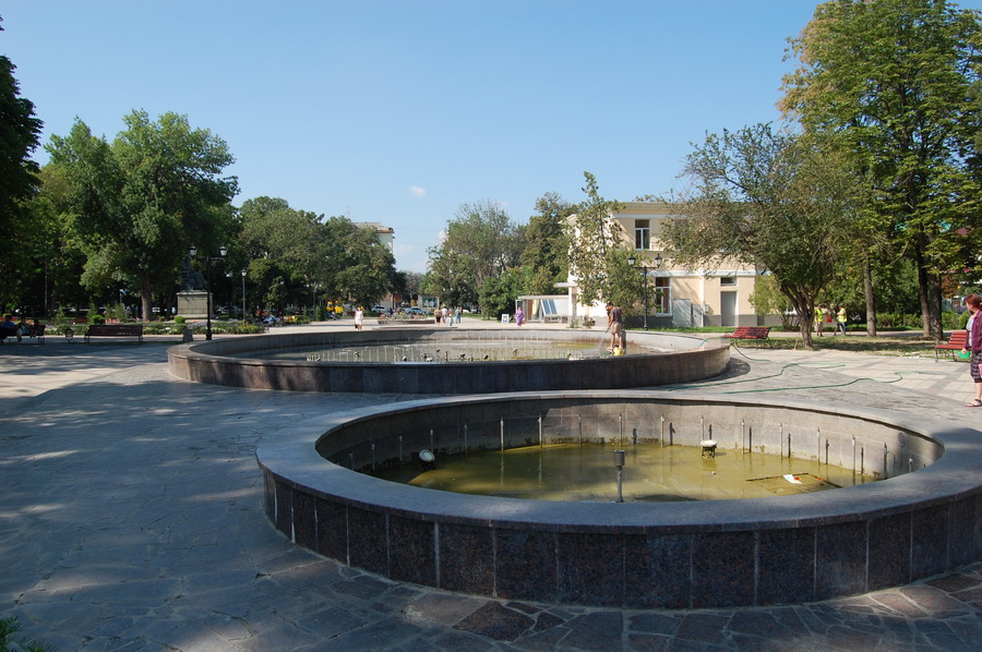 В Симферополе фонтаны покрылись пеной