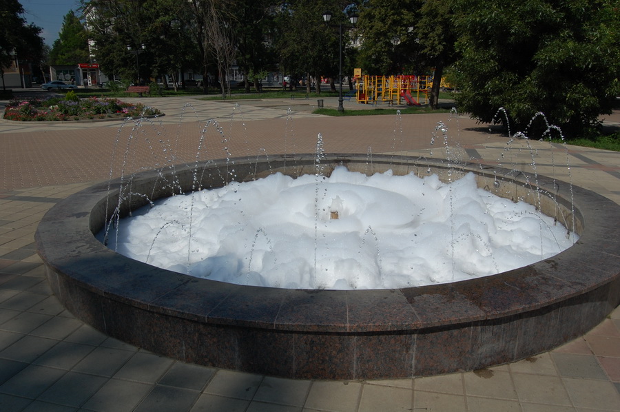 В Симферополе фонтаны покрылись пеной