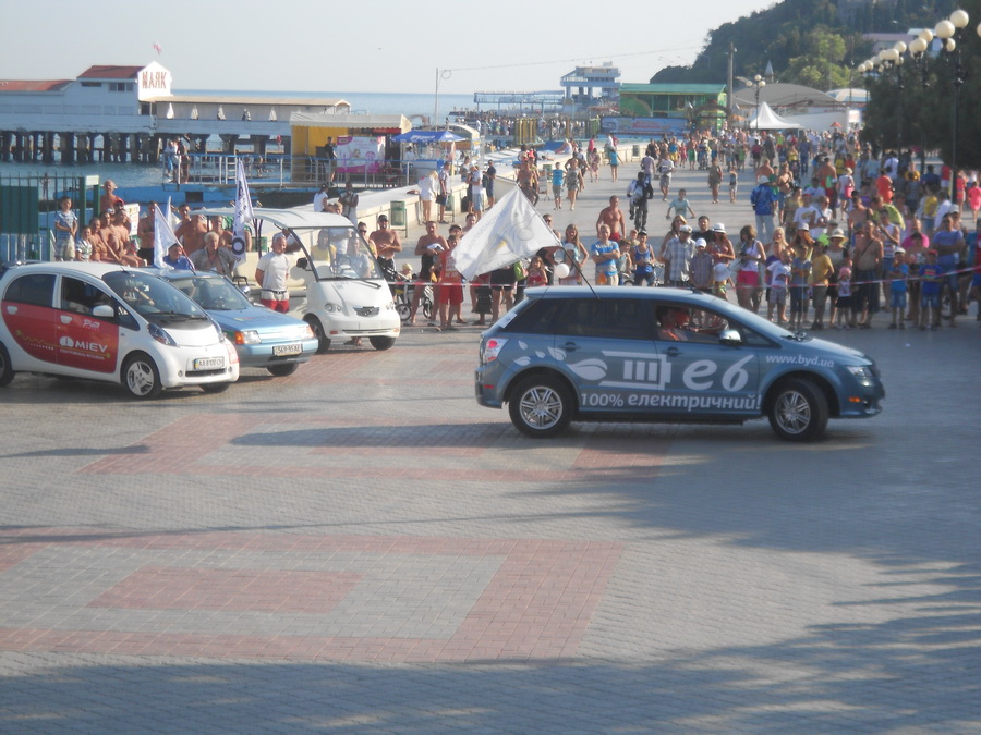 В Алуште прошел парад электромобилей
